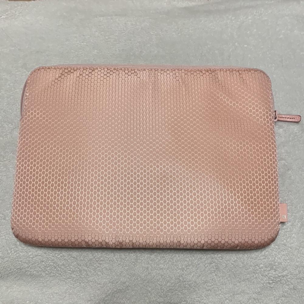 Incase | Slim Zippered Sleeve with Woolenex | 12 x 9 | Light Pink